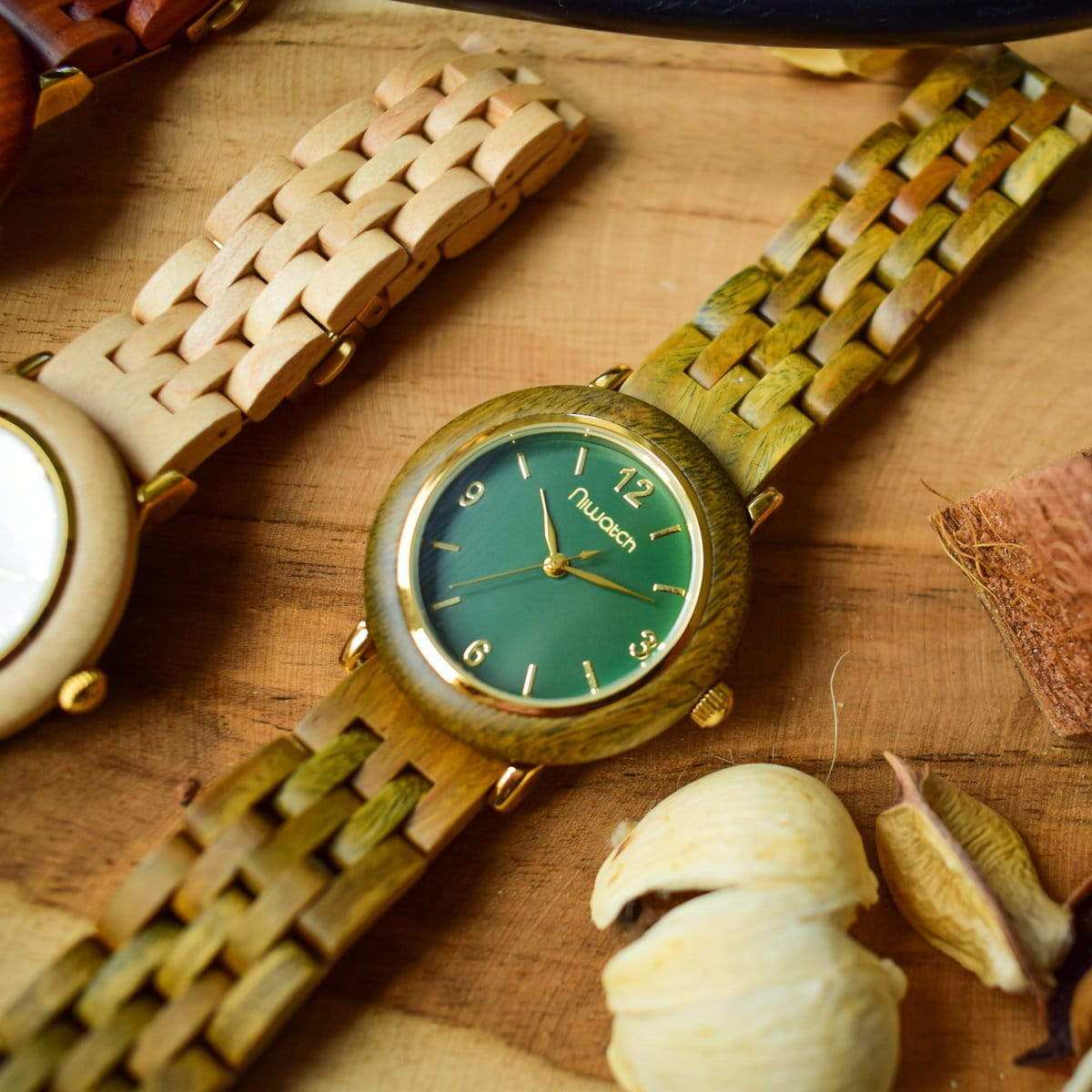 drewniany-zegarek-niwatch-fragile-zielony-sandalowiec-lezy-obok-innego-zegarka-na-stole